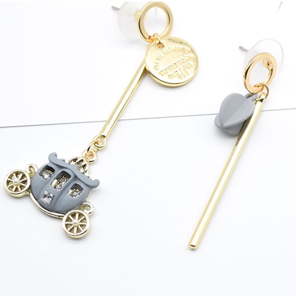 ANY PAIR UNDER $25 R 4 FOR $20 Beautiful fairytale carriage hanging earrings.NWT